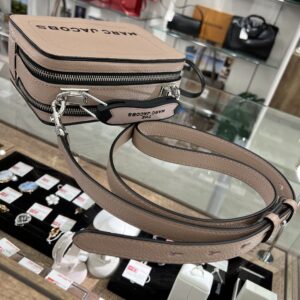 ブランド 販売】珍しい四角い形が新鮮😲💖MARC JACOBS マーク