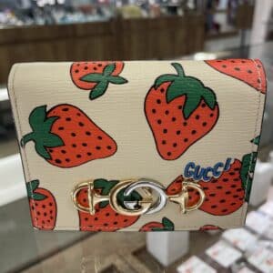 GUCCI 販売】内側にまでたっぷり描かれたイチゴ柄が可愛い