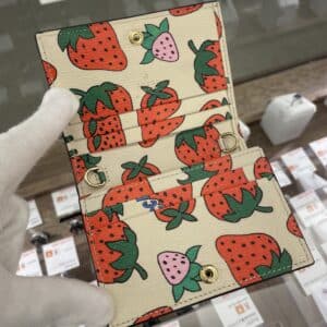 GUCCI イチゴ柄 コンパクト財布　※時間限定値下 楽天市場】いちご（ブランドグッチ）（レディース財布｜財布