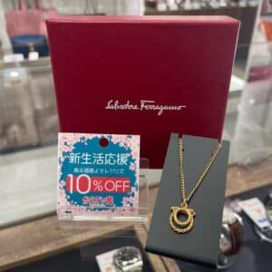 【ジュエリー 販売】フェラガモのアイコン、ガンチーニネックレスが今なら10％OFF🌸この機会にぜひお買い求めください✨