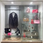 【ブランド 販売】入口のハイケースのディスプレイを変更いたしました🍫💝