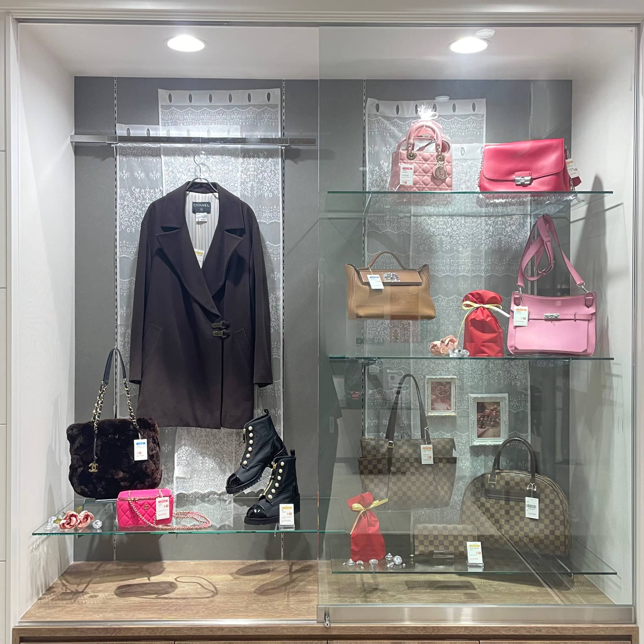 【ブランド 販売】入口のハイケースのディスプレイを変更いたしました🍫💝