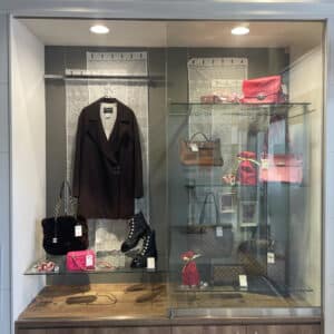 【ブランド 販売】入口のハイケースのディスプレイを変更いたしました🍫💝