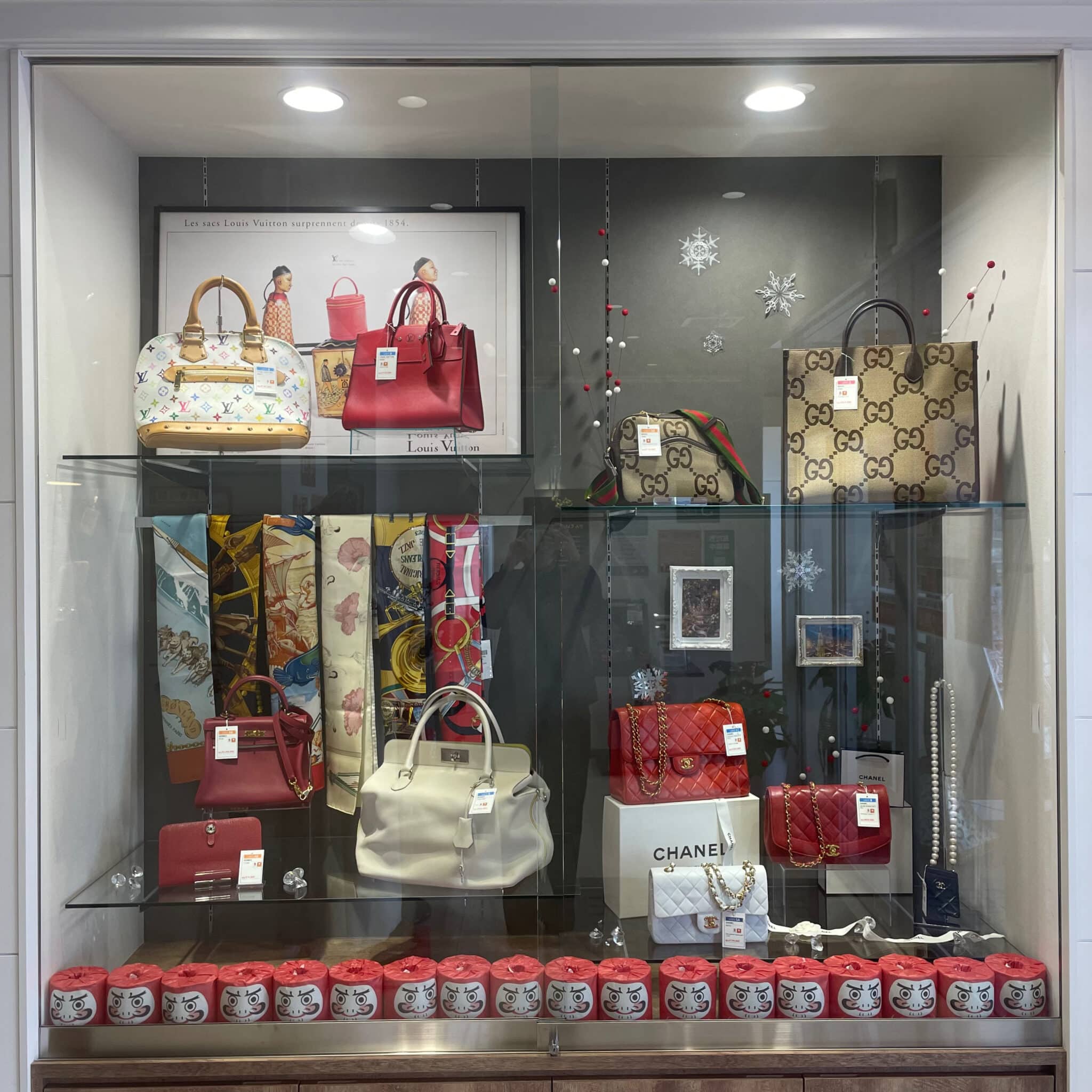 【ブランド 販売】入口のハイケースのディスプレイを変更しました🎍✨