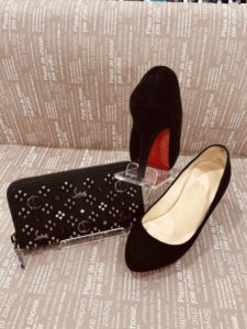 【盛岡　クリスチャンルブタン　販売】ラウンドファスナー長財布　パンプス