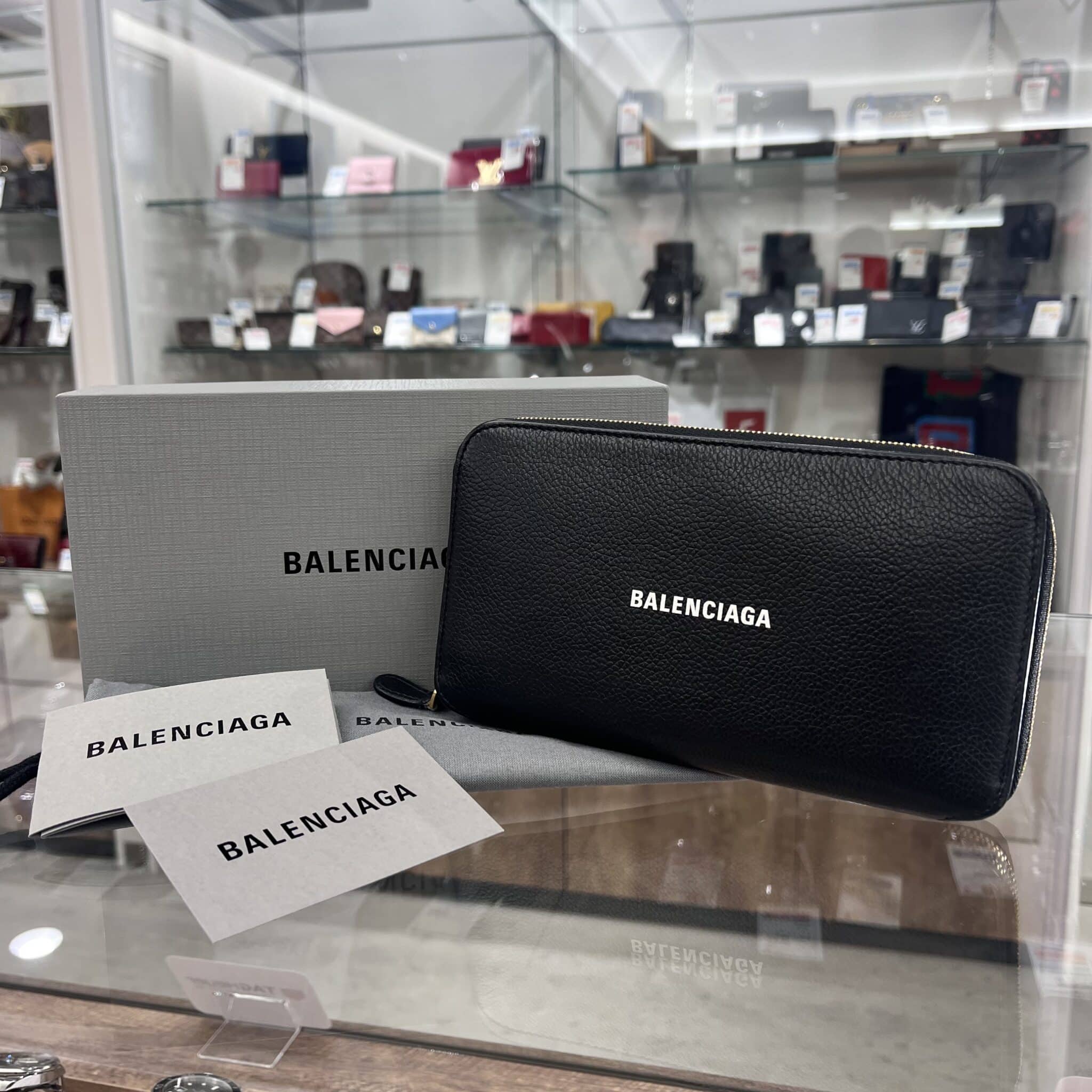 【バレンシアガ　販売】飽きのこないシンプルなデザインに『BALENCIAGA』のロゴがポイントの長財布が入荷中です！