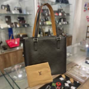 【ルイヴィトン 販売】マットな質感が高級感たっぷり!ルイヴィトンのストックトンが入荷中です🖤