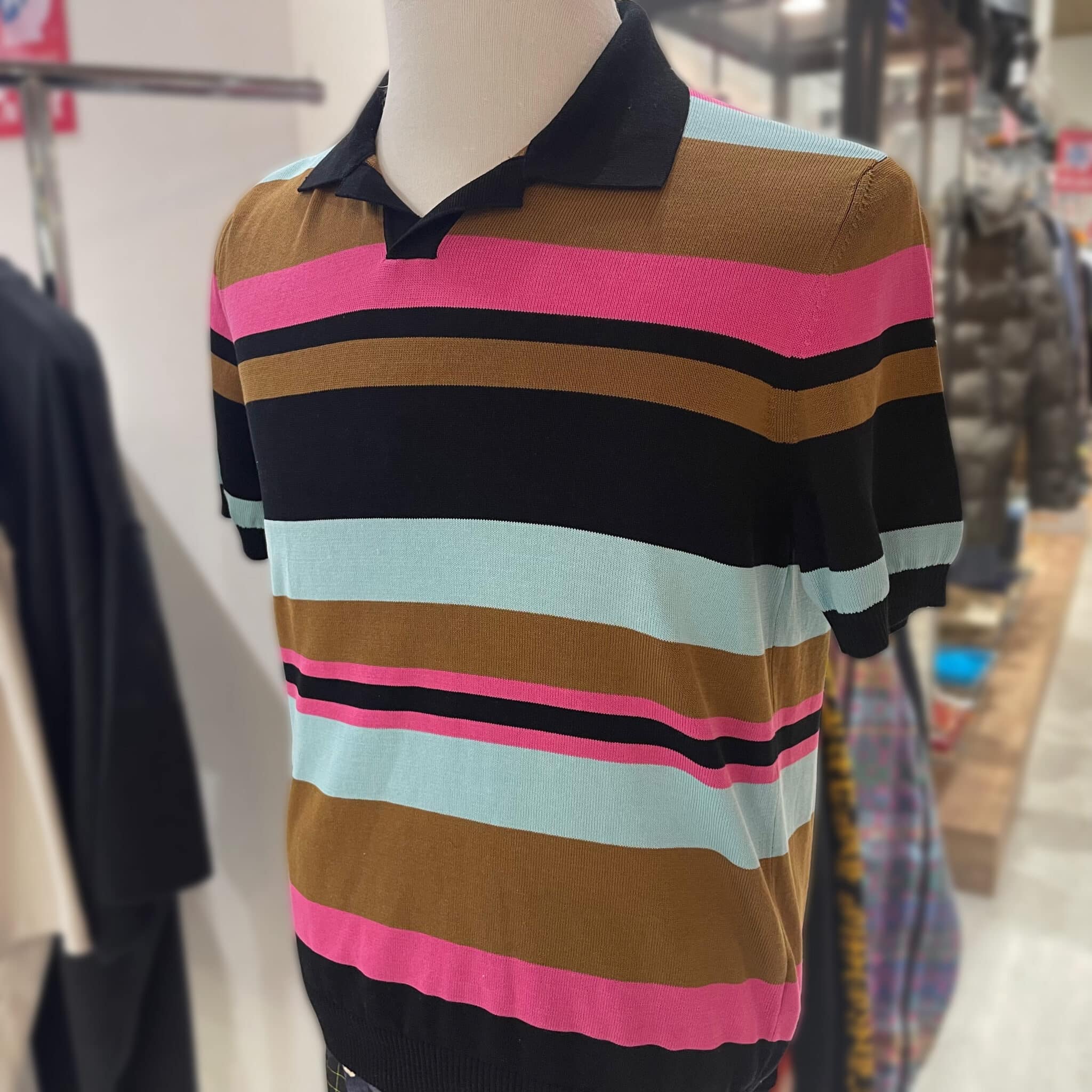 【アパレル 販売】一枚でコーディネートの主役に🩷💚🤎 Drumohrの半袖ポロニットが入荷しております✨