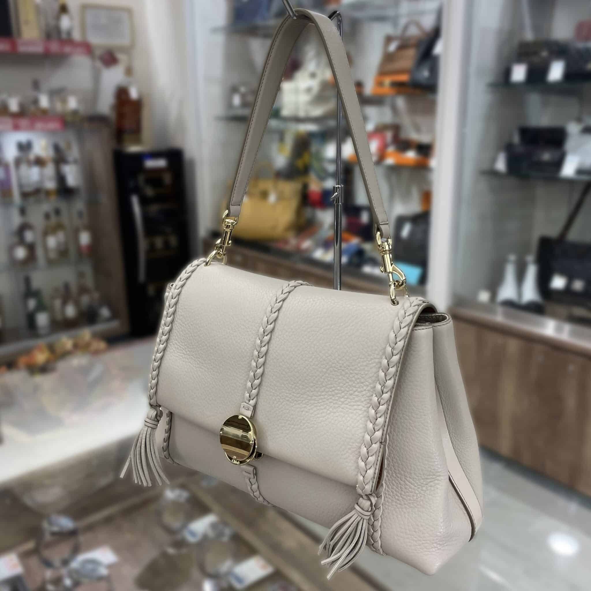 【ブランド 販売】2WAYで使える✨編み込みのレザーとゴールド金具が素敵なクロエのバッグが入荷中です🙆♀️