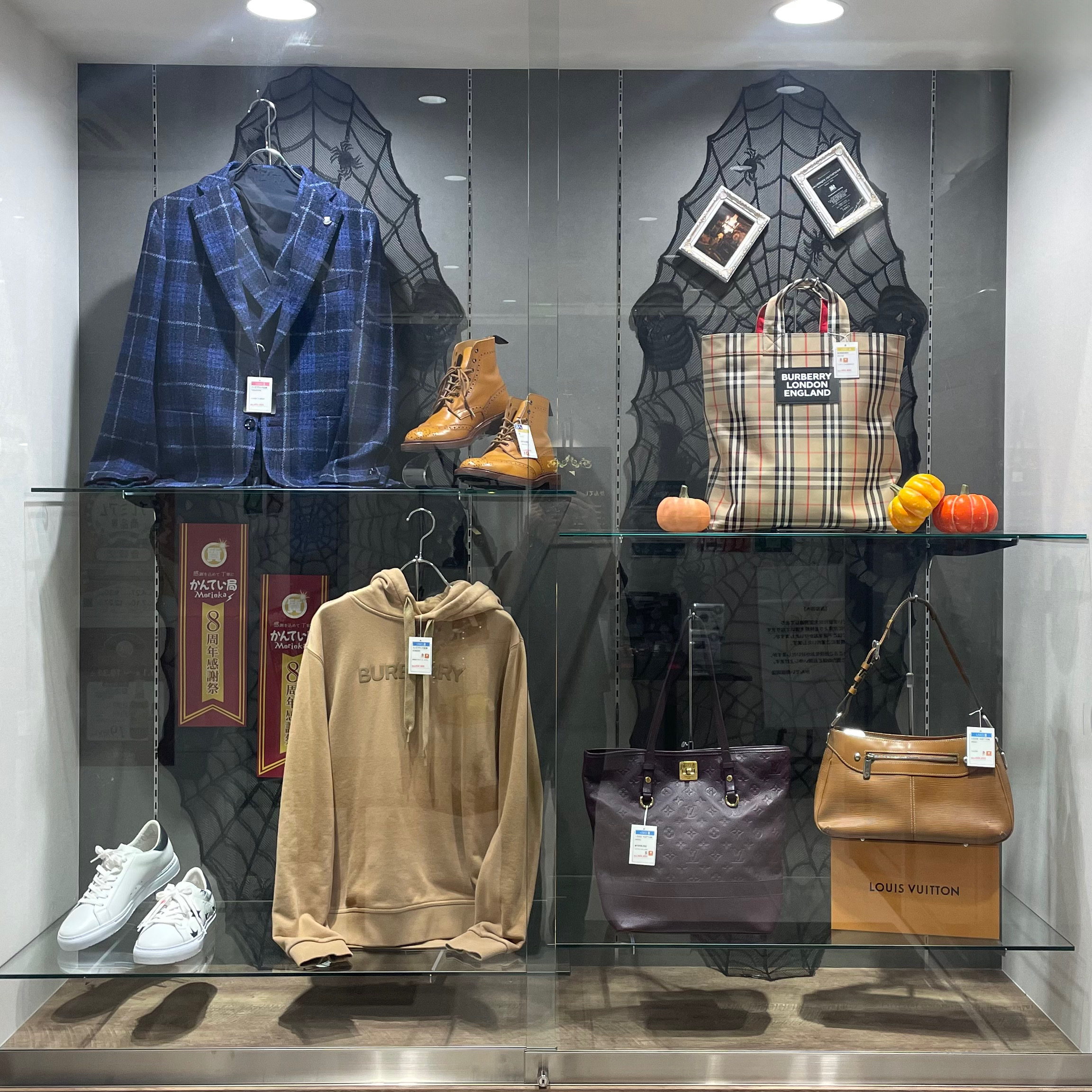 【ブランド 販売】入口のハイケースのディスプレイを変更いたしました🎃🍂