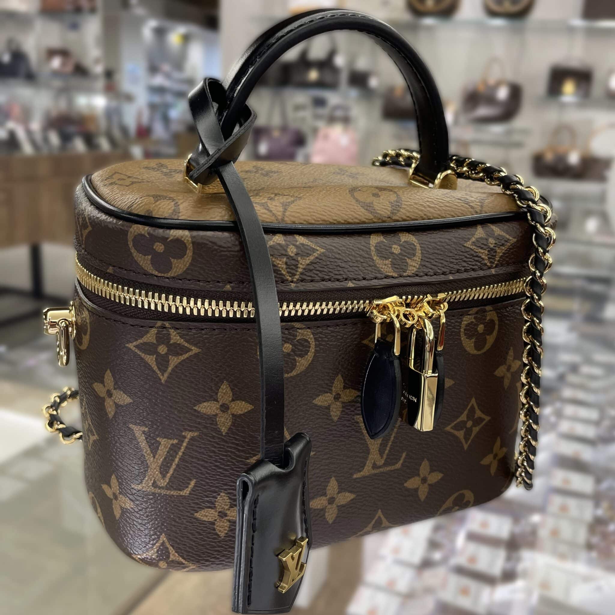 【ルイヴィトン 販売】モノグラムリバースと可愛らしいフォルムのバッグの融合が素敵👏モノグラムヴァニティ NV PMが入荷中です✨