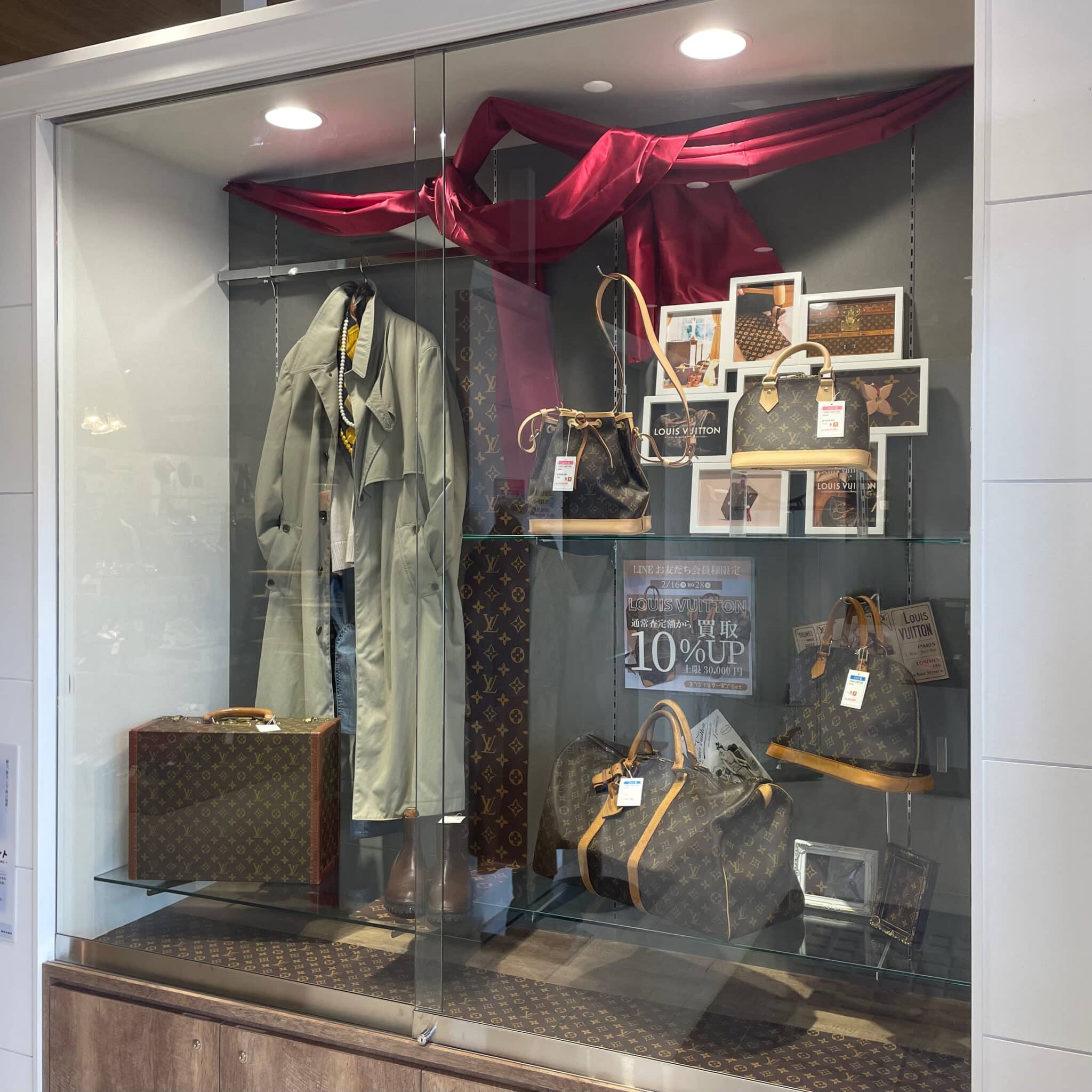 【ブランド 販売】入口のハイケースのディスプレイを変更いたしました🤎