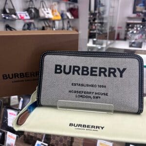 【バーバリー　販売】大人気バーバリーから素敵なウォレットが入荷中です🙌