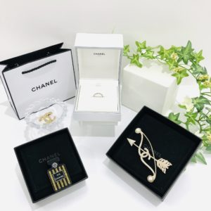 【シャネル　販売　盛岡】　胸元・襟元のおしゃれにシャネルのブローチ