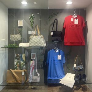 【ブランド 販売】入口にあるハイケースのディスプレイを変更いたしました🌴🌞