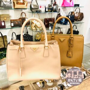【プラダ 販売】2WAYだから様々なシーンで活躍✨お手入れも楽なサフィアーノ素材のバッグ