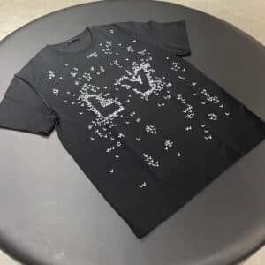 【アパレル 販売】『LV』の文字で形作られている個性的なデザインが素敵なTシャツが入荷中です🖤
