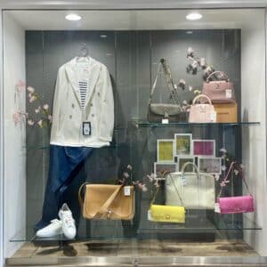 【ブランド 販売】入口のハイケースのディスプレイを変更いたしました🩷💛