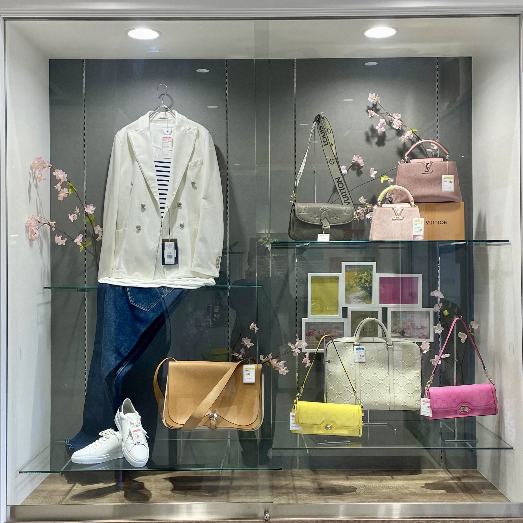 【ブランド 販売】入口のハイケースのディスプレイを変更いたしました🩷💛