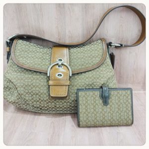 【コーチ　販売　盛岡】キャンバス地が可愛い✨お揃いで持ちたい✨【COACH】コーチ　ミニシグネクチャーのバッグと手帳カバー