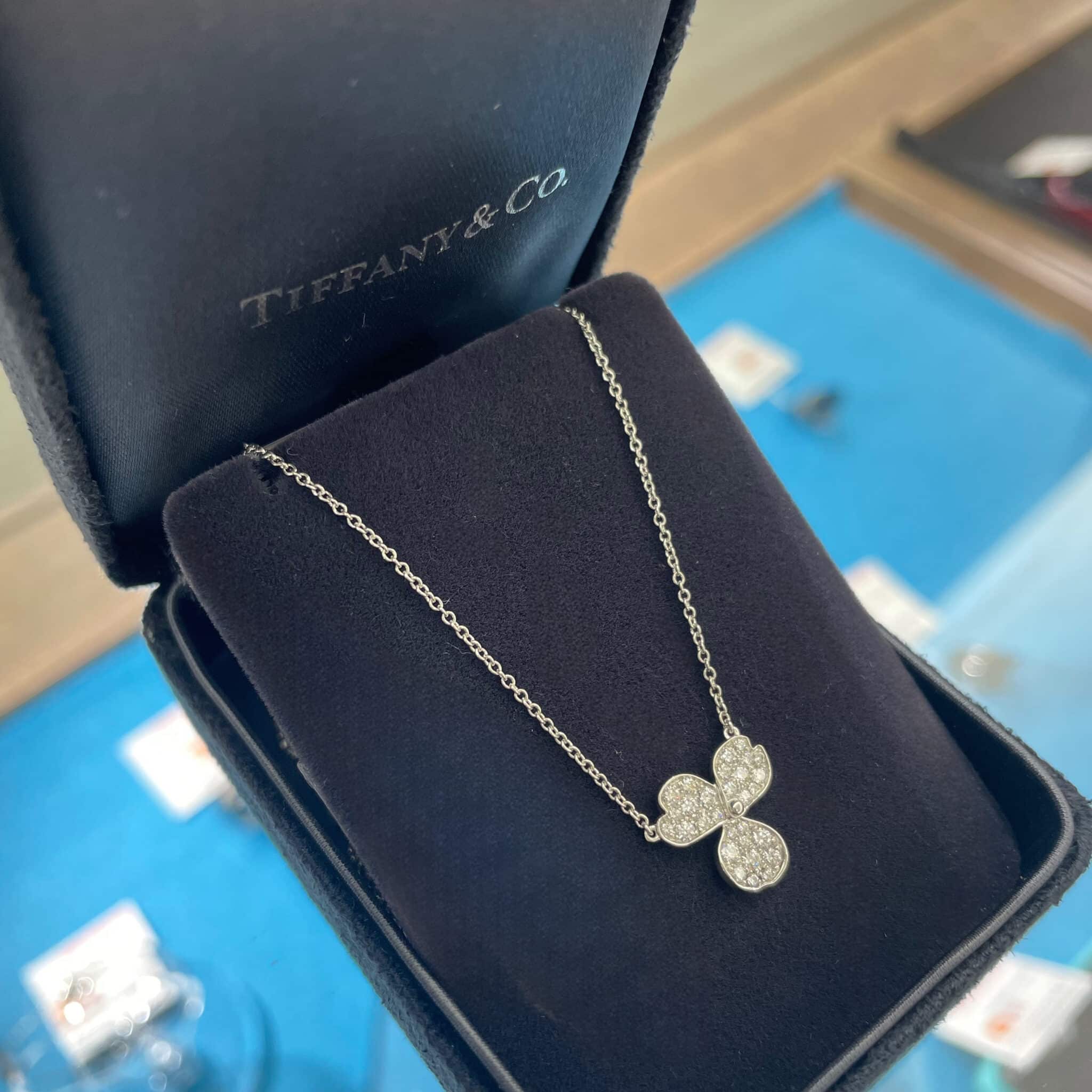 【TIFFANY&Co. 販売】輝きが上品でとても素敵なペーパーフラワーネックレスが入荷中です💙