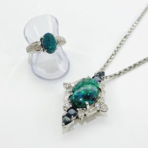 【ジュエリー　販売】今月の石　美しい虹色の煌めきを見せる『オパール』