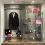 【ブランド 販売】入口のハイケースのディスプレイを変更いたしました🍫💝