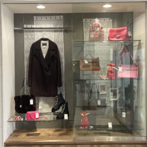 【ブランド 販売】入口のハイケースのディスプレイを変更いたしました🍫💝