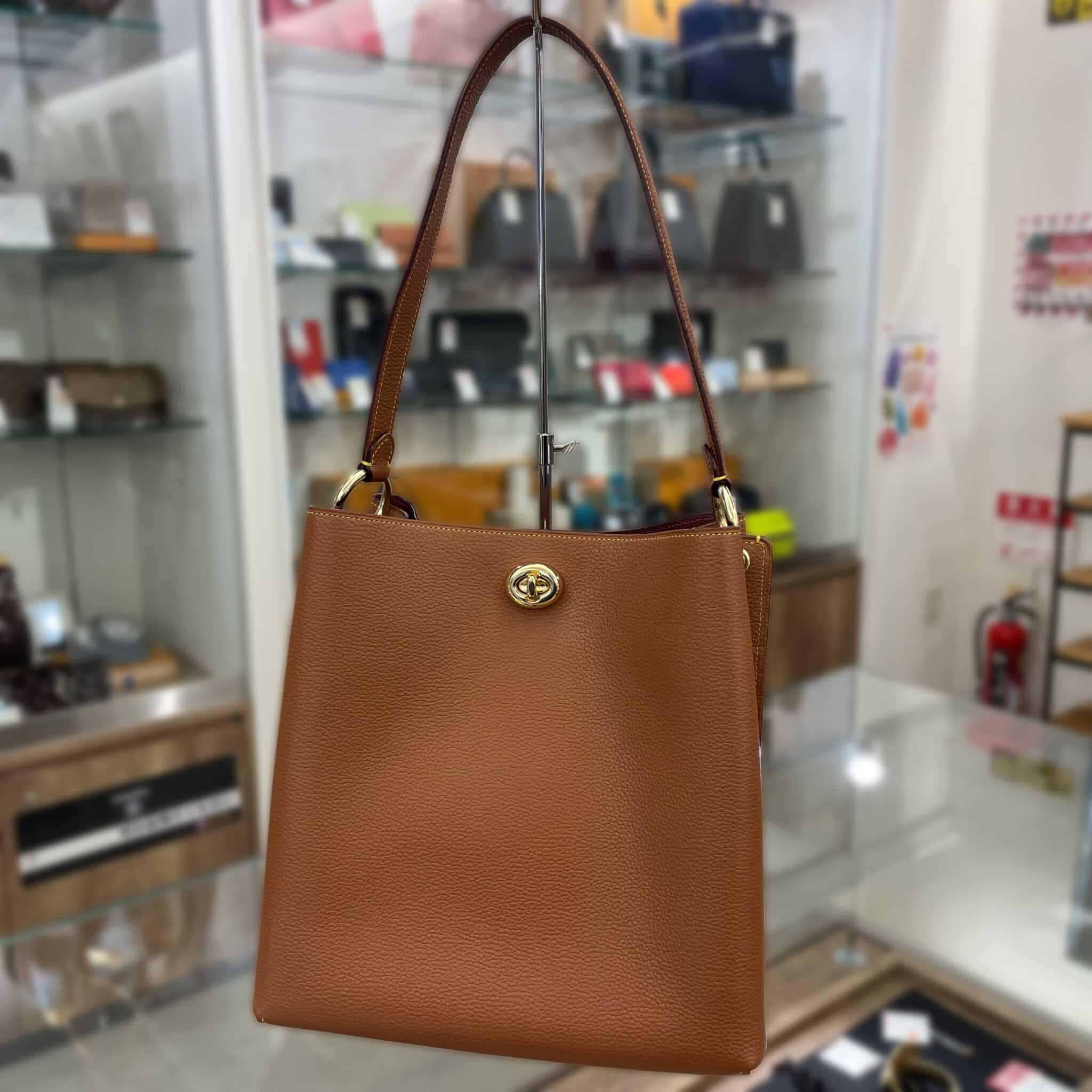 【ブランド 販売】落ち着いたブラウンカラーがとっても可愛い✨COACH チャーリーバケットバッグが入荷しました🧡