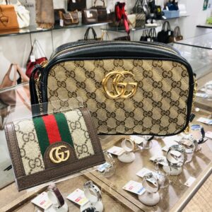 【グッチ　販売】ゴールドに輝くダブルGのハードウェアが目を惹く✨GGマーモント スモールショルダーバッグ＆ミニウォレット