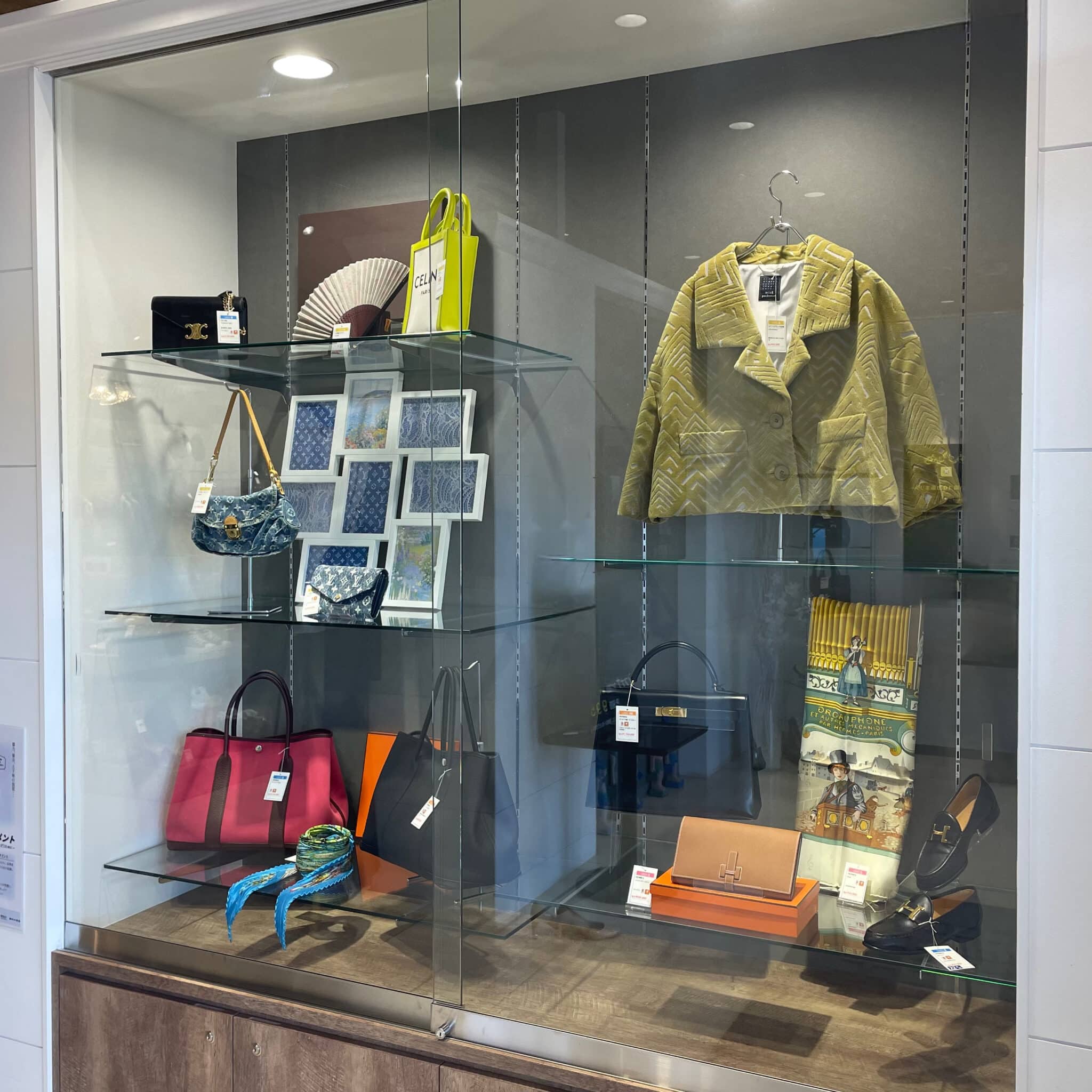 【ブランド 販売】入口のハイケースのディスプレイを変更いたしました🌸