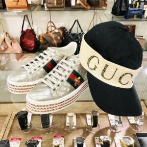【グッチ　販売】おしゃれ女子必見 ✨ GUCCI 『Bee Ace スニーカー』＆『ベースボールキャップ』