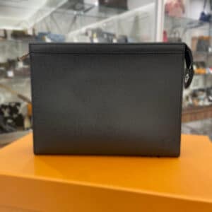 【ルイヴィトン 販売】タイガ・レザーの洗練された印象が素敵なポシェットヴォワヤージュMMが入荷しました✨