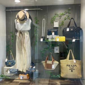 【ブランド　販売】入口のハイケースのディスプレイを変更いたしました😎🌺