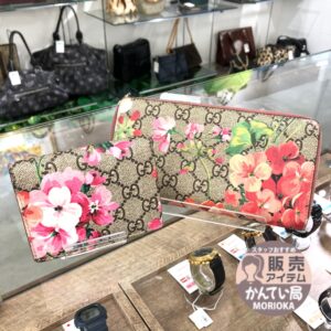 【グッチ 販売】花柄のプリントが印象的✨母の日のプレゼントにオススメのウォレット!!