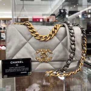 【シャネル　販売】シャネル19 チェーンショルダーバッグが入荷いたしました🎀春夏のコーデのポイントにお勧めバッグです🤗
