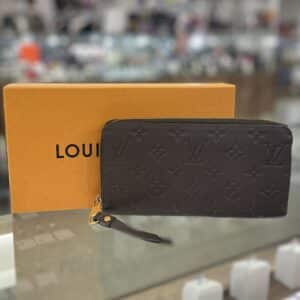 【ルイヴィトン 販売】上品なテールブラウンとモノグラムアンプラントレザーがとても可愛い🤎ジッピーウォレットが入荷中です🙆‍♀️✨