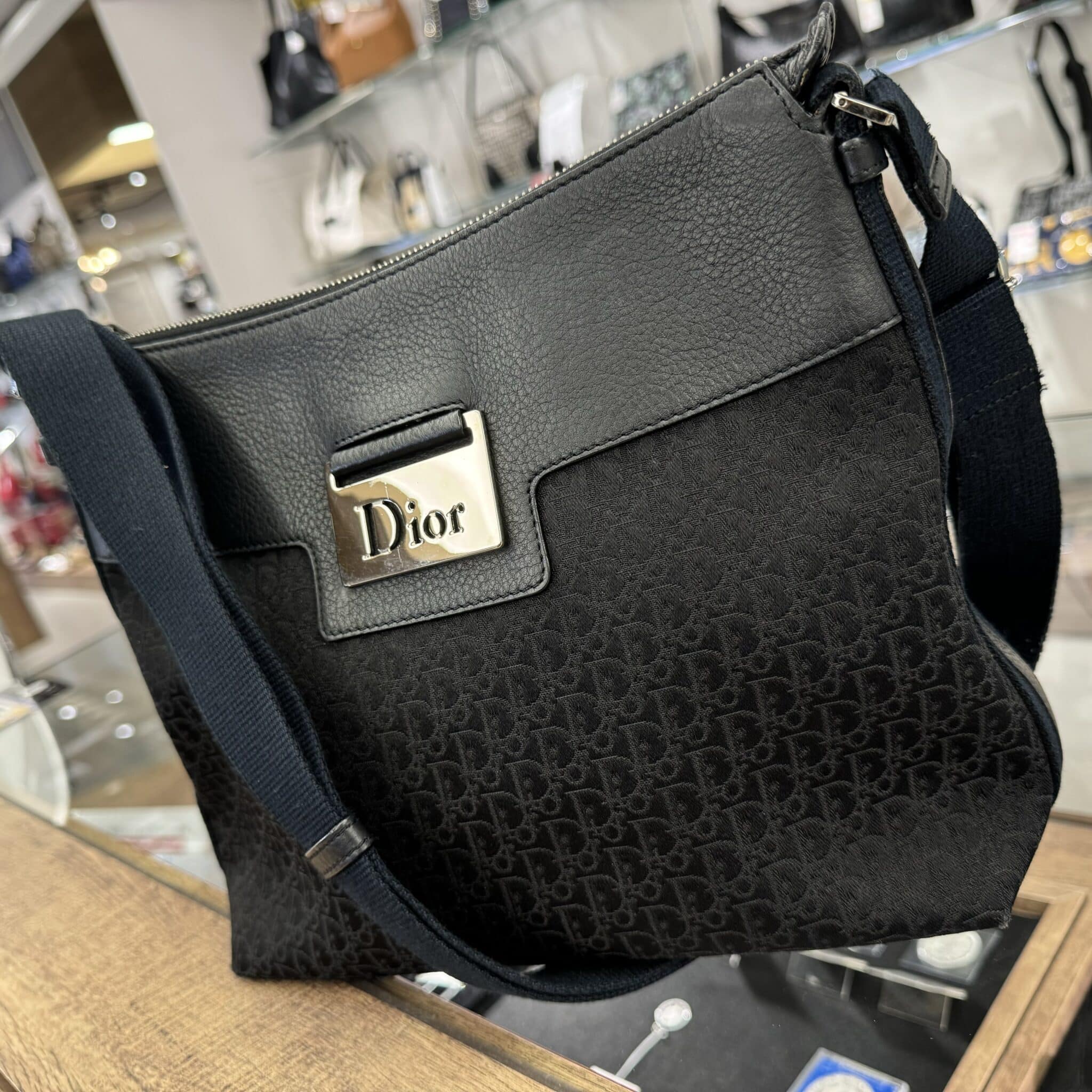 【ブランド　販売】DIOR ディオールからトロッター柄のショルダーバッグの入荷です🙌