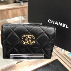 【シャネル　販売】ココマークが印象的で魅力のスモールウォレット！！『CHANEL19　ディズヌフ』✨