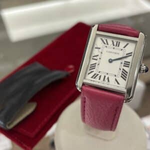【時計 販売】シンプルながらも洗練されたカルティエらしさが素敵なタンクソロSMが入荷中です🙌🏻