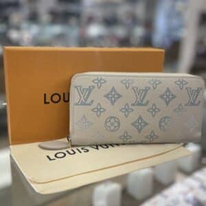 【ルイヴィトン 販売】『旅』をテーマにしたフライト・モードコレクションのジッピーウォレットが入荷中です✨