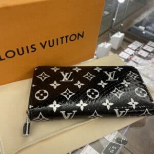 【ルイヴィトン 販売】パイソンレザーとシルバーのモノグラムががクールで素敵なジッピーウォレットが入荷中🖤