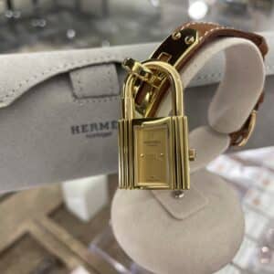 【エルメス 販売】ゴールドのカデナ×ブラウンのバンドがスタイリッシュ！遊び心たっぷりなデザインが素敵なケリーウォッチはいかがですか❓