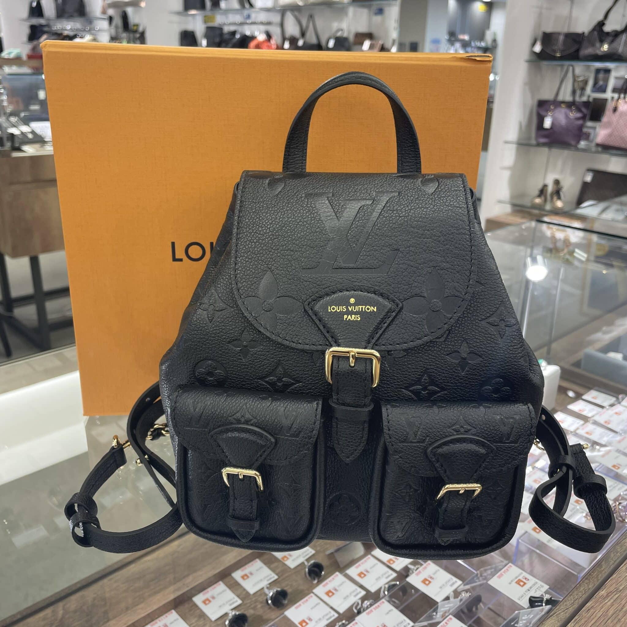 【ルイヴィトン 販売】モノグラム・アンプラント レザーが遊び心たっぷり!ルイヴィトンのバックアップが入荷中です🫶🏻
