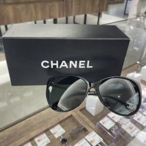 【シャネル 販売】テンプルの白のアクセントが素敵なシャネルのサングラスはいかがですか❓