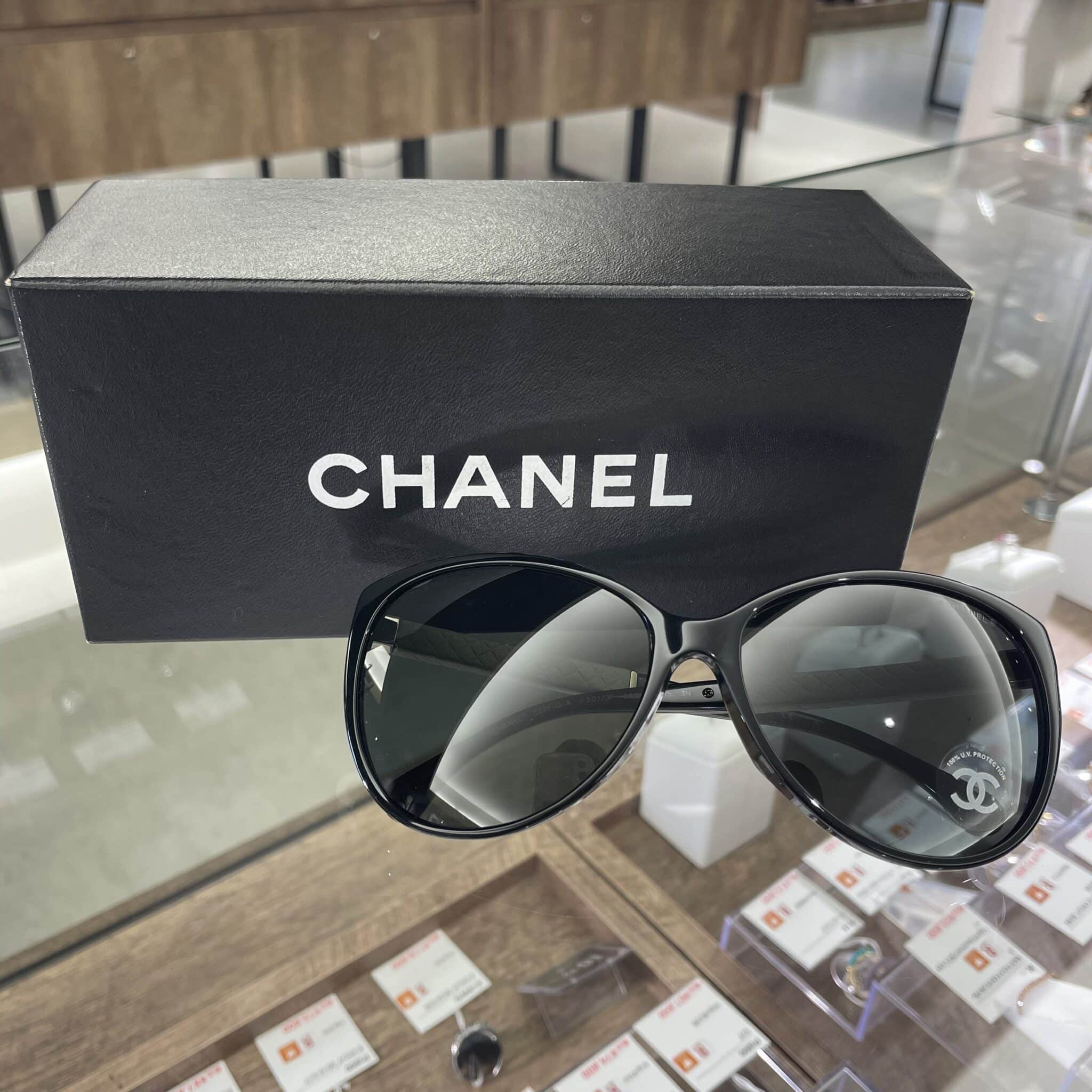 【シャネル 販売】テンプルの白のアクセントが素敵なシャネルのサングラスはいかがですか❓