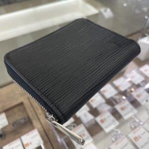 【ルイヴィトン 販売】エピレザーがシンプルながらも高級感たっぷり✨ジッピーコインパースはいかがですか❓