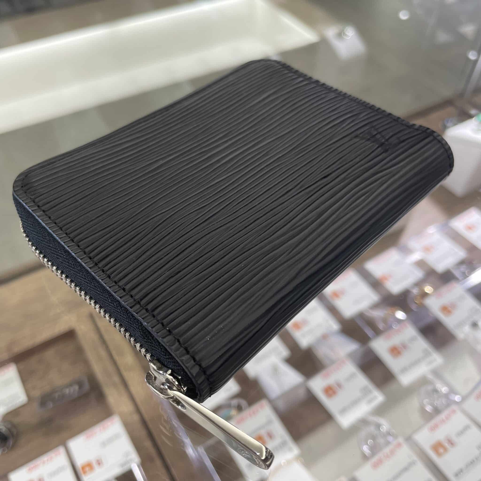 【ルイヴィトン 販売】エピレザーがシンプルながらも高級感たっぷり✨ジッピーコインパースはいかがですか❓
