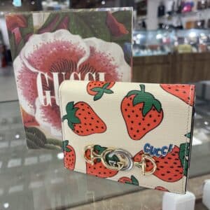 【GUCCI 販売】内側にまでたっぷり描かれたイチゴ柄が可愛い🍓グッチのお財布が入荷中です🍓