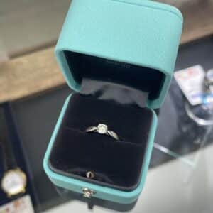 【ジュエリー 販売】シンプルなデザインが魅力的なハーモニーソリティアリングが入荷中です🙆🏻‍♀️🩵